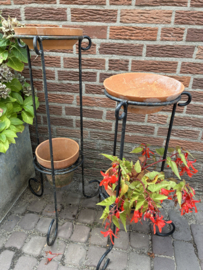 Set van 2 smeedijzeren bloemen standaards