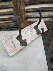 Brocante kapstokje met twee robuuste haken