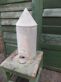 Brocante hele oude zinken duiven voederbak