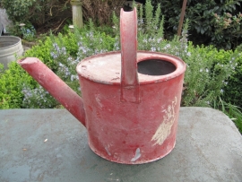 Nice oval brocante sinking red watering