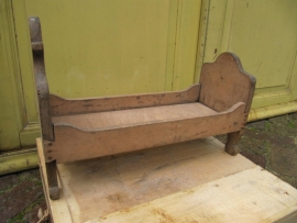 Antiek houten poppenbedje