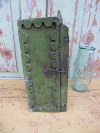 Antiek bewerkt kastje