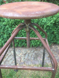 Oude verstelbare volledig metalen kruk