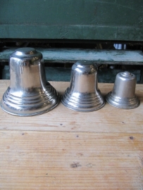 Chocolate and / or butter mold in the shape of a bell.