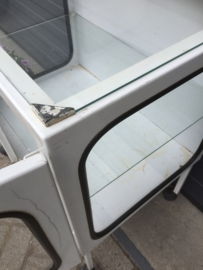 Oude metalen vitrine / apothekers kast
