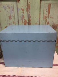 Brocant metalen kist met deksel