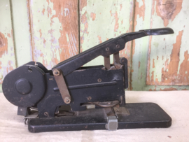 Antieke nietmachine