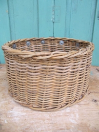Oude brocante rieten korfbalkorf