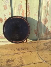Antieke glazen stolp op plateau