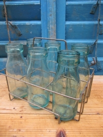 Brocante rekje met 6 oude melkflesjes