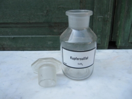 Oude apothekersfles met kopersulfaat