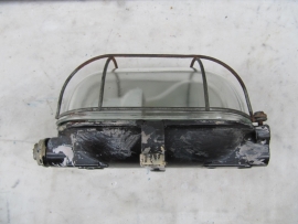 Oude kooilamp met helderglas en bakkelite voet