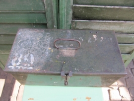 Brocante groen metalen kistje met 1 handvat en slotoog