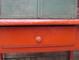 Leuke brocante Franse tafel met oranje onderstel en lade