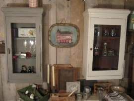 Brocante vitrine kastje met geslepen glazen deurtje