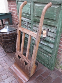 Hele oude houten zakken- of steekwagen