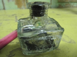 Oud glazen inktpotje
