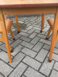 Vintage tafeltje met stoeltjes