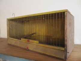 Brocante vogelkooitje met gele binnenkant