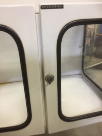 Oude metalen vitrine / apothekers kast