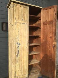 Antieke houten (hoge) kast