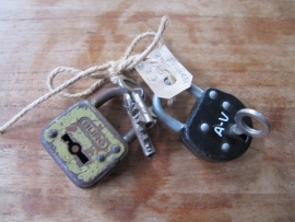 Oud brocante grijs / groen metalen hangslot