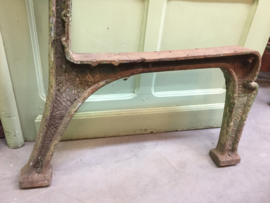 Oud metalen onderstel bank