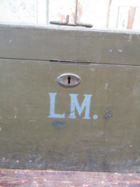 Oude kist met initialen LM
