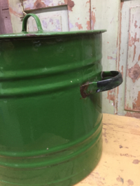 Grote groene emaille ketel met deksel