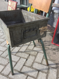 Oude metalen bak