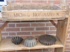 Oude brocante staande open kast of regaal