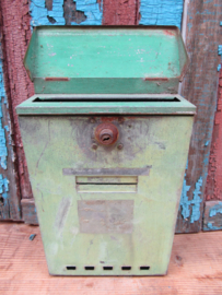 Oude groene metalen brievenbus