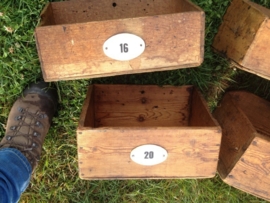 Set van 4 houten genummerde bakjes