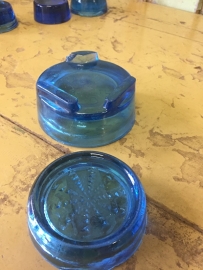 Oude blauwe glazen onderzetters