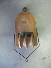 Oude houten katrol