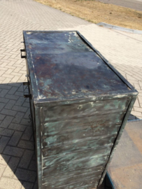 Oude industriële metalen kast