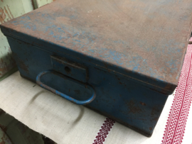 Oude metalen kist met vakken