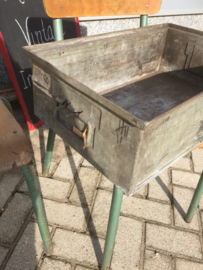 Oude metalen bak
