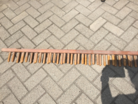 Oud houten rek met 19 kegels
