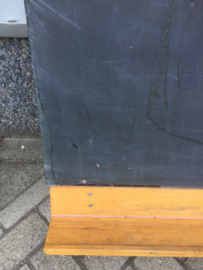 Oud groot krijtbord met goot