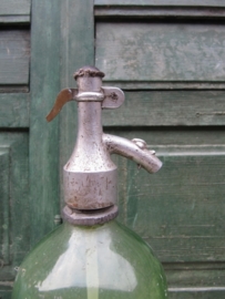 Oude spuitfles van 1 liter groen/gelig met letters