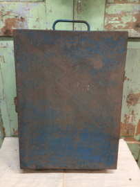 Oude metalen kist met vakken