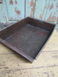 Oude metalen bak