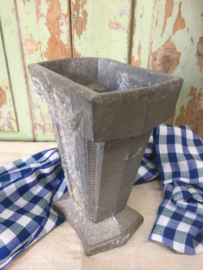 Frans brocante metalen (graf)vaas