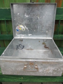 Brocante stalen kist met deksel