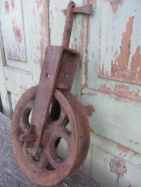 Oude metalen katrol