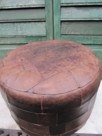 Leuke brocante oude lederen design poef