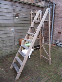 Oude houten schilders- of huishoudtrap