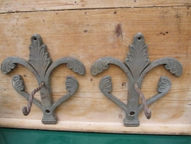 Super set van 2 Antieke Franse gietijzeren haken