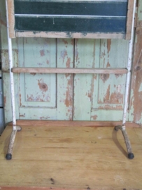 Heel leuk oud brocante schoolbordje op metalen standaard